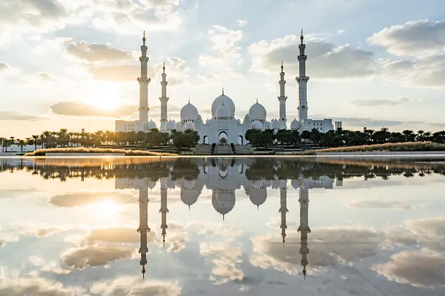 Sheikh Zayed Grand Mosque in Abu Dhabi with reflection representing rental demand and property investment opportunities in UAE